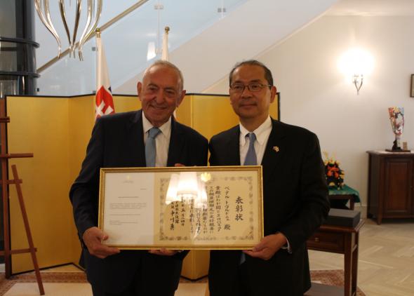  Veľvyslanec Japonska v SR udelil cenu Medzinárodnému domu umenia pre deti BIBIANA a jej riaditeľovi Petrovi Tvrdoňovi