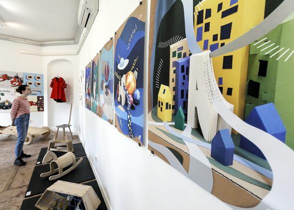 Výstava prác študentov školy úžitkového výtvarníctva Josefa Vydru v Bratislave.